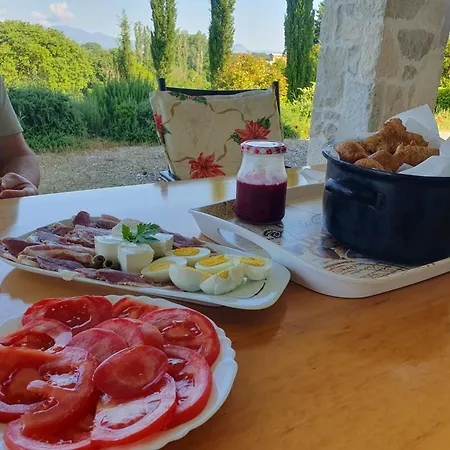 Riverside Bucine Tatil Evi Liyubuşka